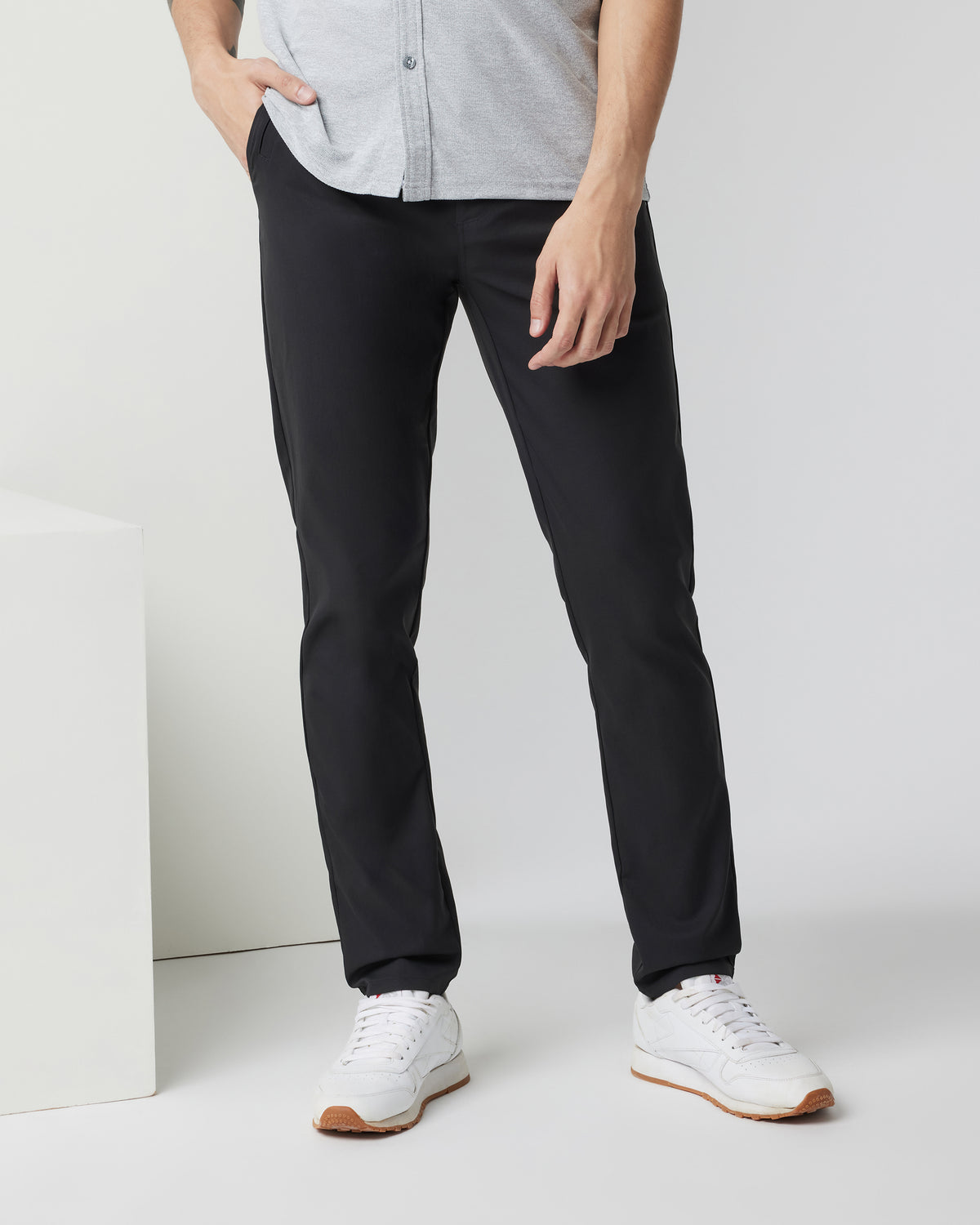 Cascade Tech Chino Pant 32" Men's Black Chinos - Vuori Clothing