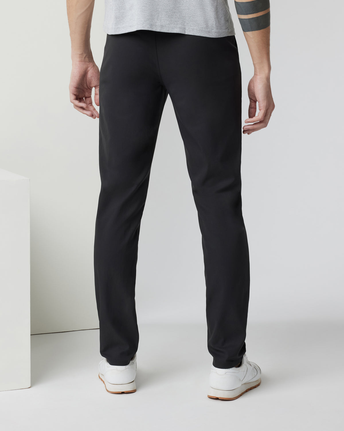 Cascade Tech Chino Pant 32" Men's Black Chinos - Vuori Clothing