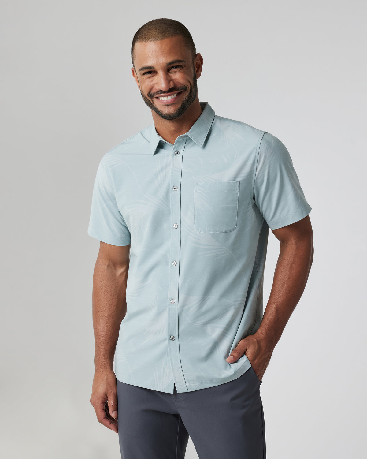 Short-Sleeve Bridge Button Down Chalk Blue Falling Fronds - Vuori Clothing