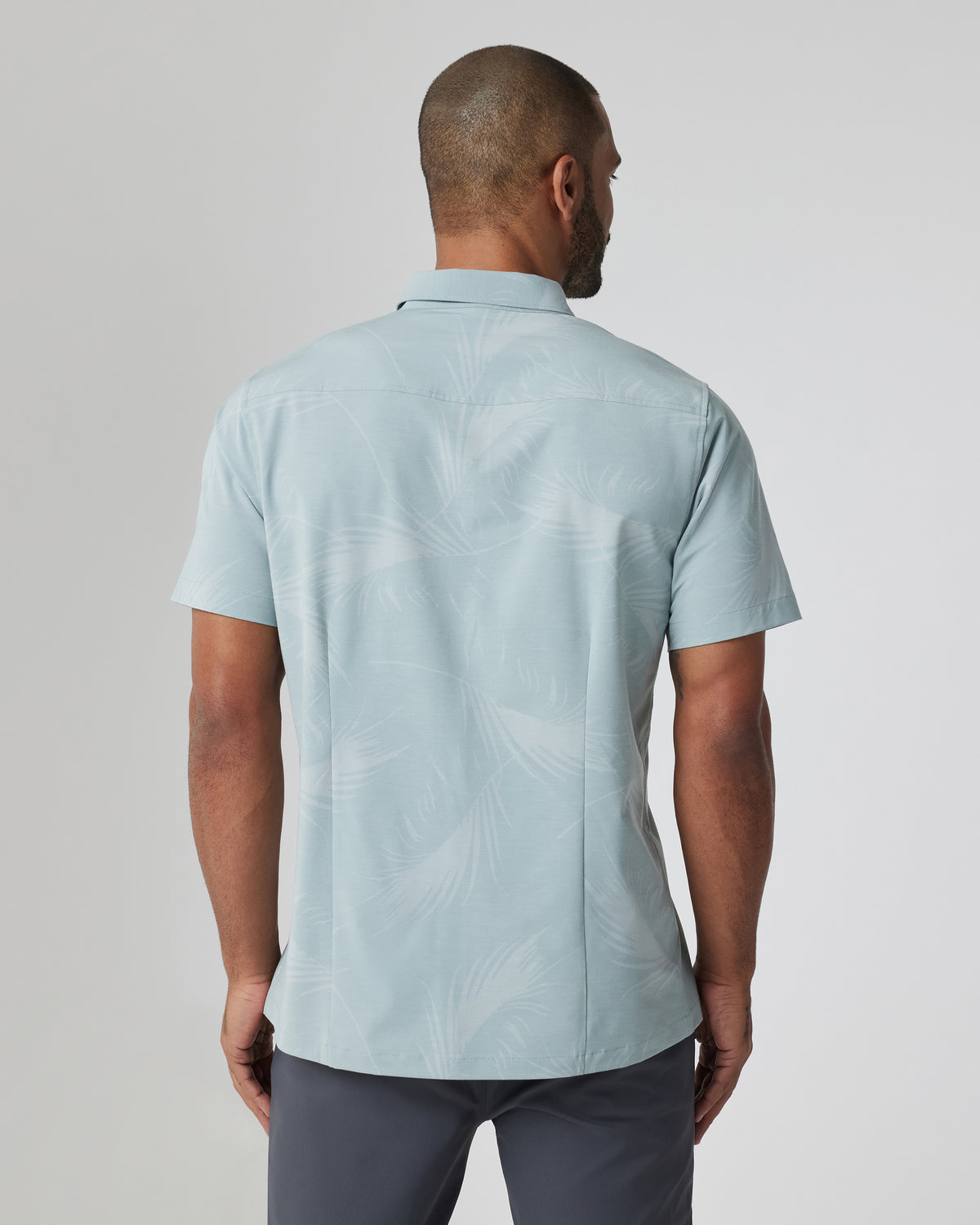 Short-Sleeve Bridge Button Down Chalk Blue Falling Fronds - Vuori Clothing